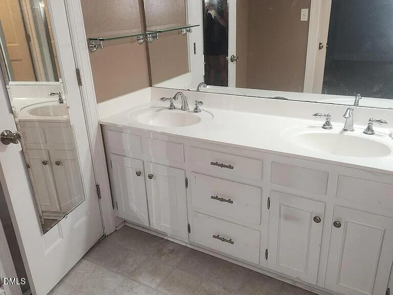 2353 Ravenhill Drive Raleigh, NC 27615 - Photo 8 of 16 1bb8c759926642c02671a8b6d6fcb5fc-cc_ft_7