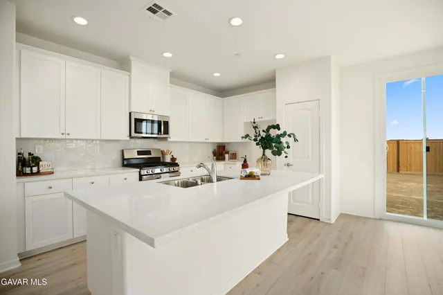 $479,990 | 3704 Camino Mia Court, Rosamond, CA 93560