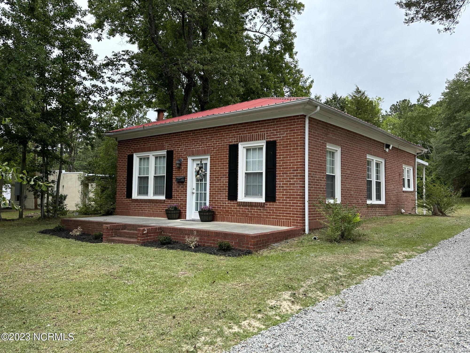 1805 Park Avenue Rockingham, NC 28379 - Photo 1 of 16 Front of house