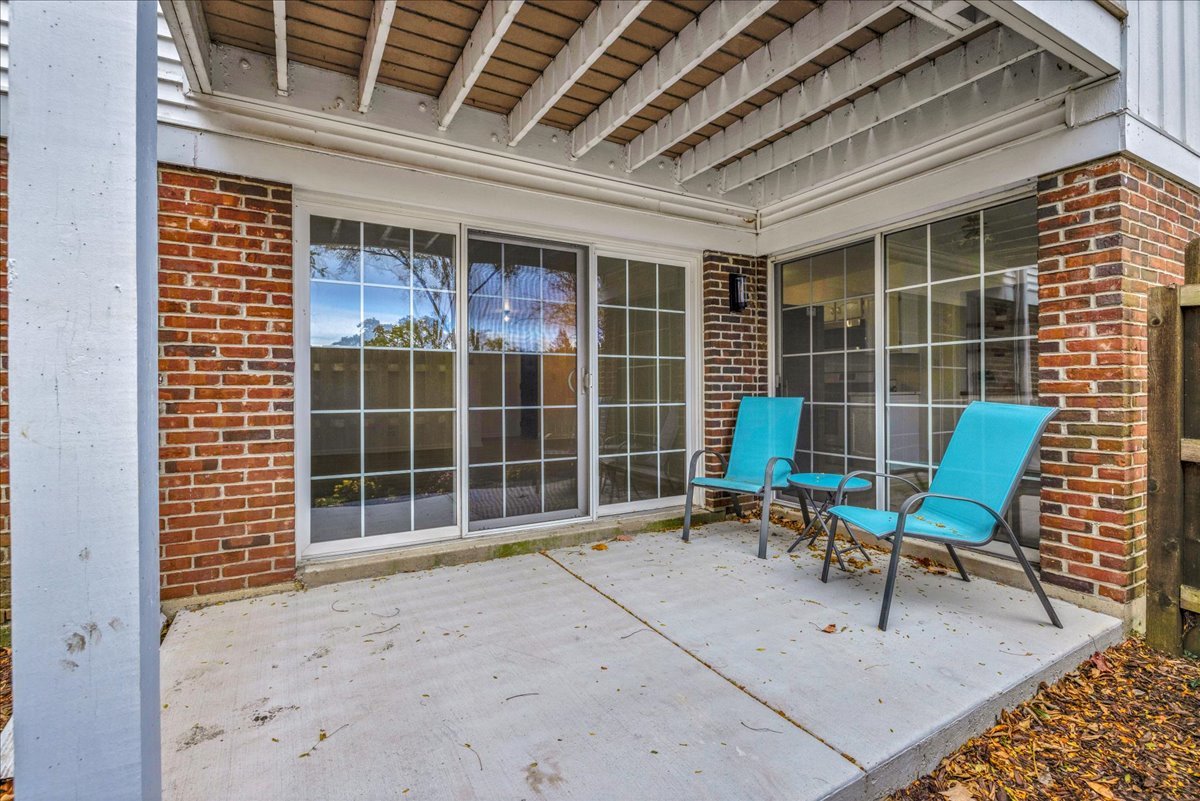 1785 Grosvenor Circle, Unit A Wheaton, IL 60189 - Photo 35 of 37 a view of a room with table and chairs
