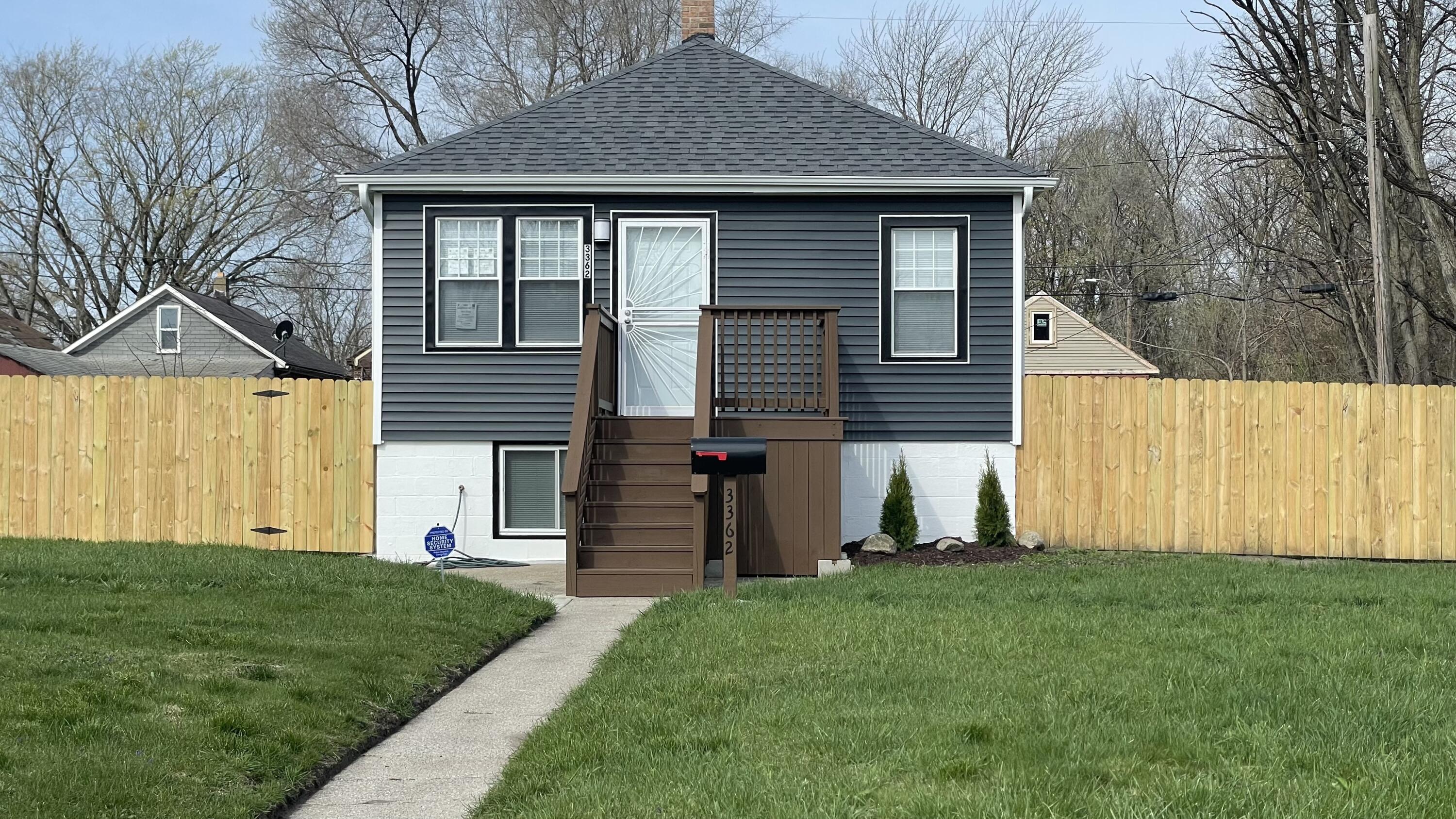a view of a house with backyard