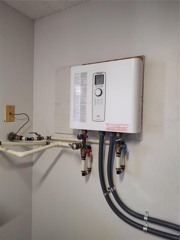 8491 Southwest 109th Street Ocala, FL 34481 - Photo 39 of 39 a bathroom with a sink and a mirror