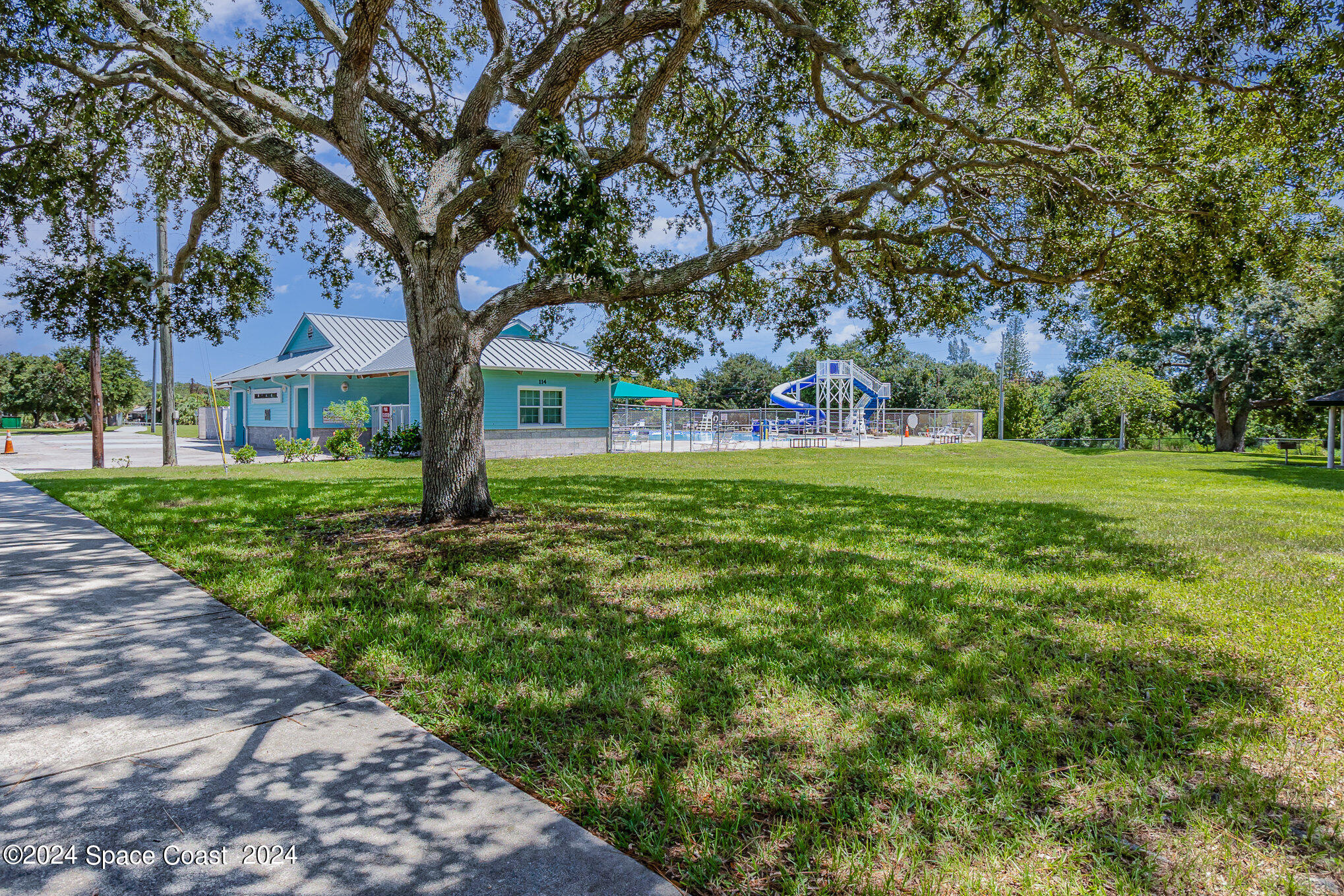 1707 Platt Street Melbourne, FL 32901 - Photo 28 of 32 a large tree in middle of the garden
