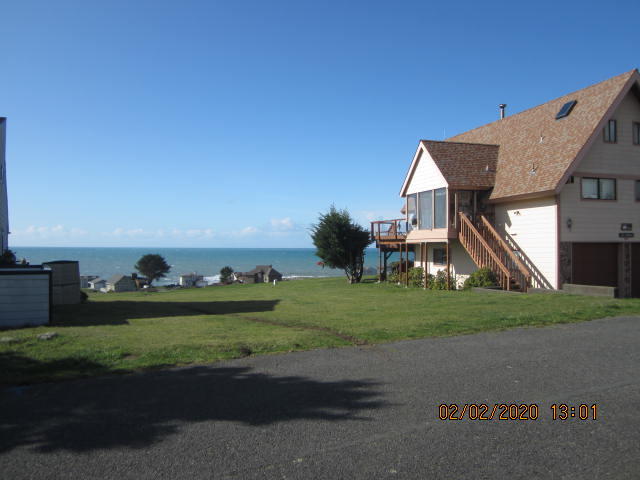 186 Sea View Road Shelter Cove, CA 95589 - Photo 4 of 18 view 3