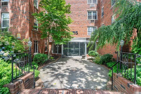 $399,000 | 185 South Middle Neck Road, Unit 1N, Great Neck, NY 11021