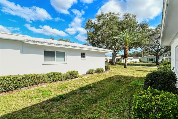 a view of a house with backyard