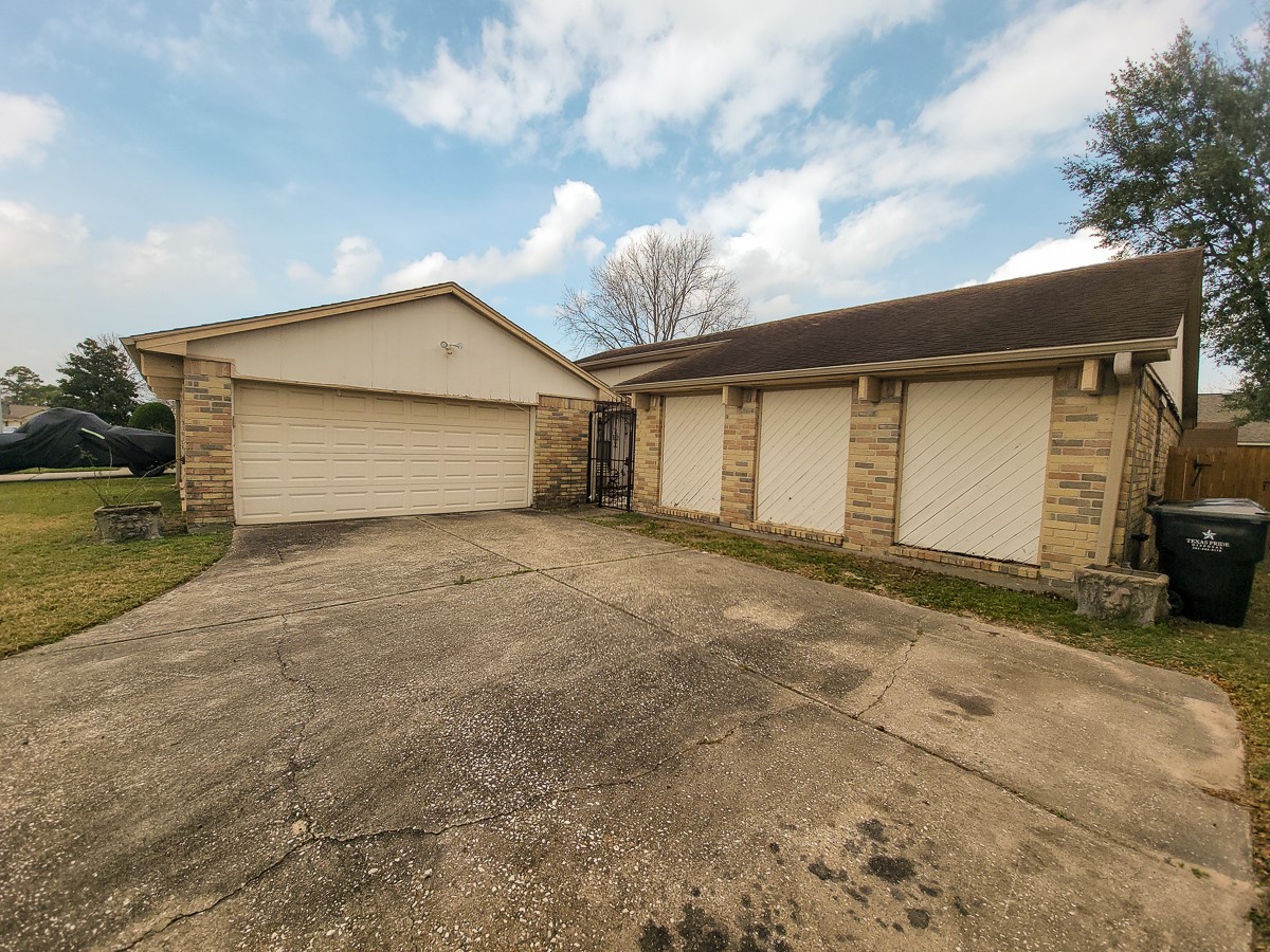 3430 Hombly Road Houston, TX 77066 - Photo 2 of 20 a house with a outdoor space