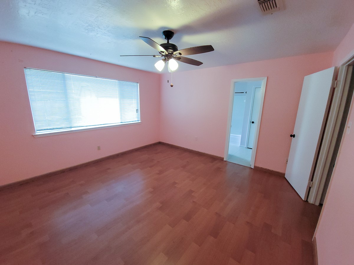 3430 Hombly Road Houston, TX 77066 - Photo 4 of 20 a view of an empty room with a window