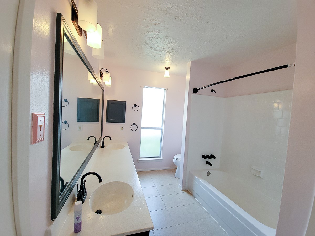 3430 Hombly Road Houston, TX 77066 - Photo 5 of 20 a bathroom with a tub sink and mirror