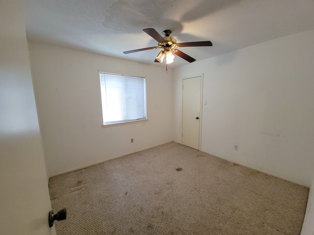 3430 Hombly Road Houston, TX 77066 - Photo 7 of 20 an empty room with windows and fan