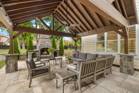a view of a house with backyard and tree