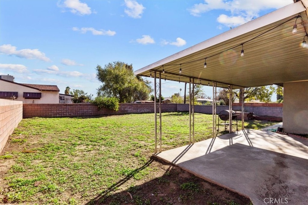 565 North Riverside Avenue Rialto, CA 92376 - Photo 18 of 19 a view of a backyard
