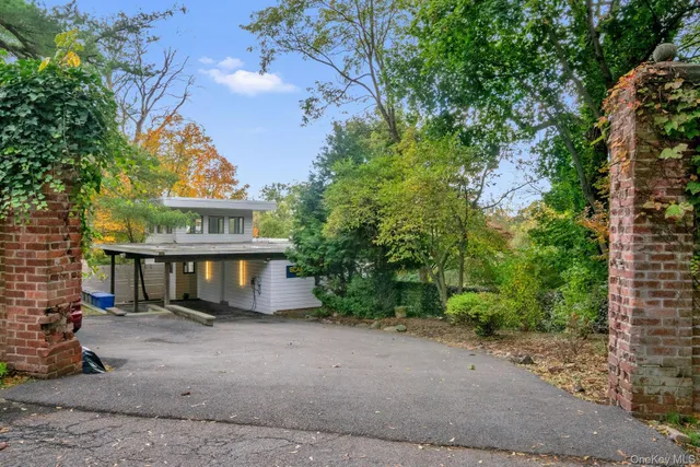 $975,000 | 309 Scarborough Road, Briarcliff Manor, NY 10510