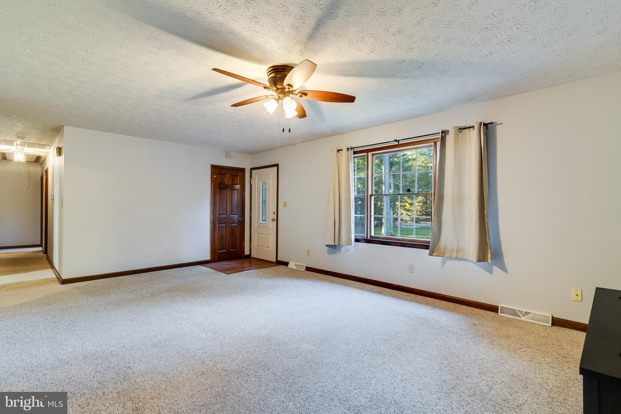 45810 Aberdeen Road Valley Lee, MD 20692 - Photo 4 of 32 Bright, open living room
