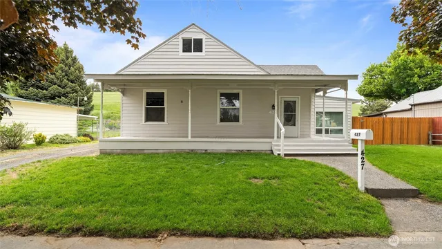 a view of a house with backyard