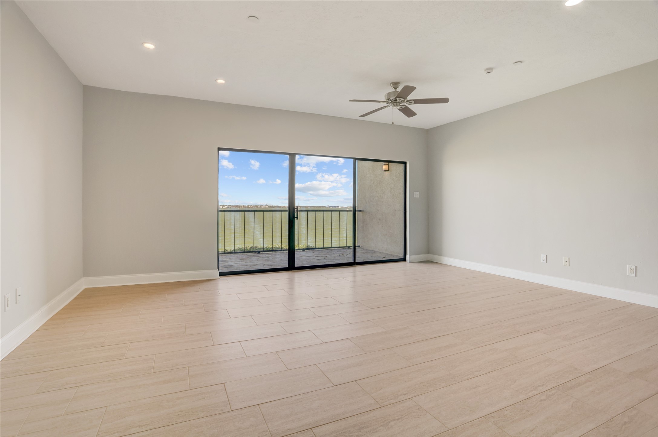 351 Lakeside Lane, Unit 102 Houston, TX 77058 - Photo 4 of 14 an empty room with windows and ceiling fan