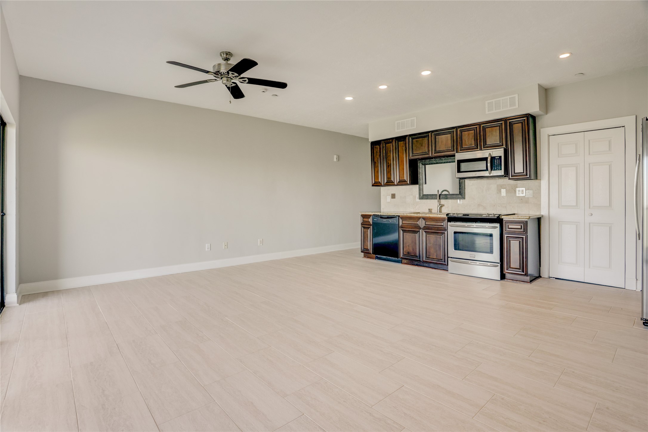 351 Lakeside Lane, Unit 102 Houston, TX 77058 - Photo 5 of 14 a view of kitchen with stainless steel appliances cabinets