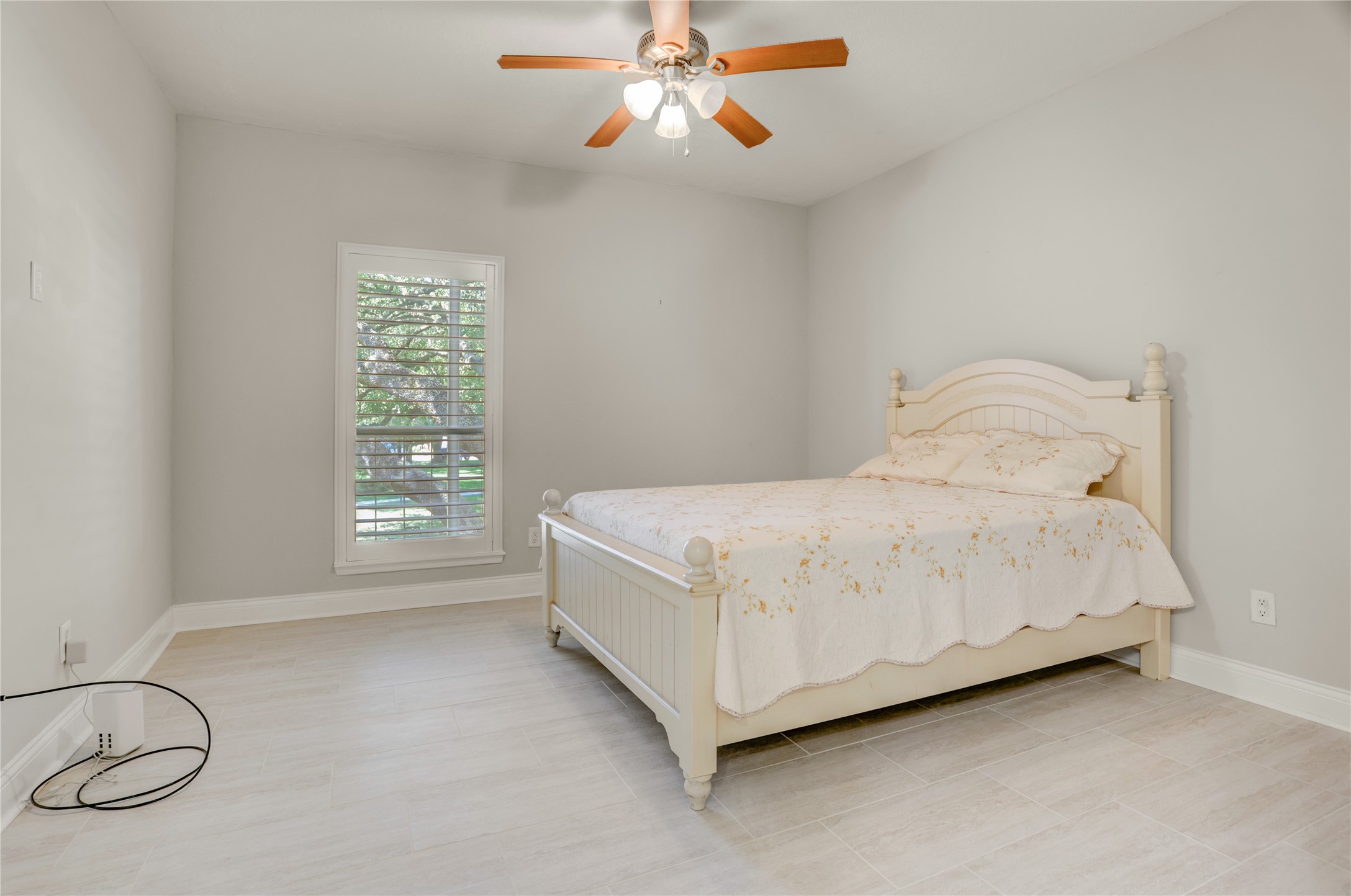 351 Lakeside Lane, Unit 102 Houston, TX 77058 - Photo 9 of 14 a white bed sitting in a room next to a window