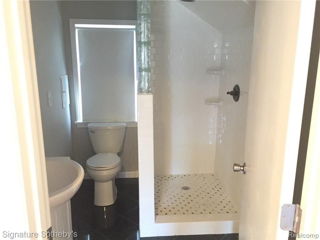 1761 Hampton Road Grosse Pointe, MI 48236 - Photo 23 of 43 IMG_2423.JPG