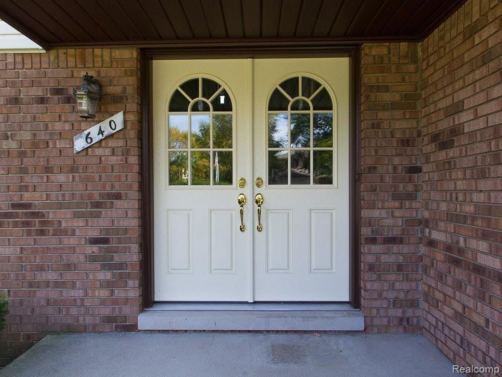 640 Rolling Green Circle North Rochester Hills, MI 48309 - Photo 1 of 26
