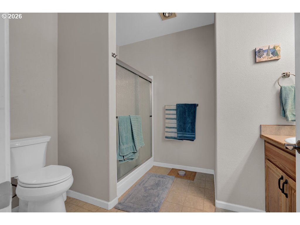 983 Jasper Lane Florence, OR 97439 - Photo 18 of 33 Attached Bathroom #1