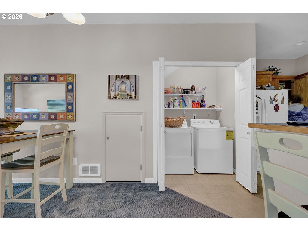 983 Jasper Lane Florence, OR 97439 - Photo 8 of 33 Laundry