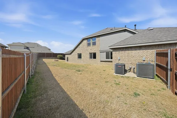 a view of a house with backyard