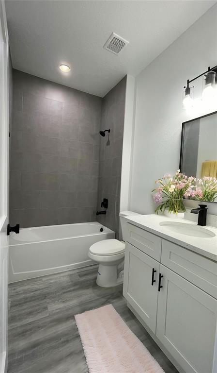 15282 Southwest 65th Avenue Road Ocala, FL 34473 - Photo 29 of 33 a bathroom with a sink a toilet and shower