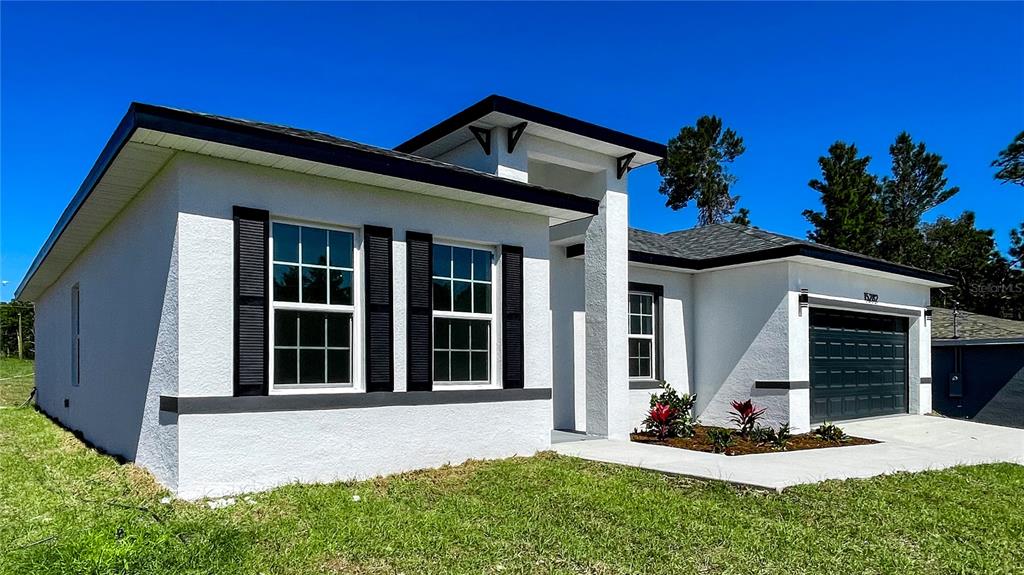15282 Southwest 65th Avenue Road Ocala, FL 34473 - Photo 5 of 33 a front view of a house with a yard