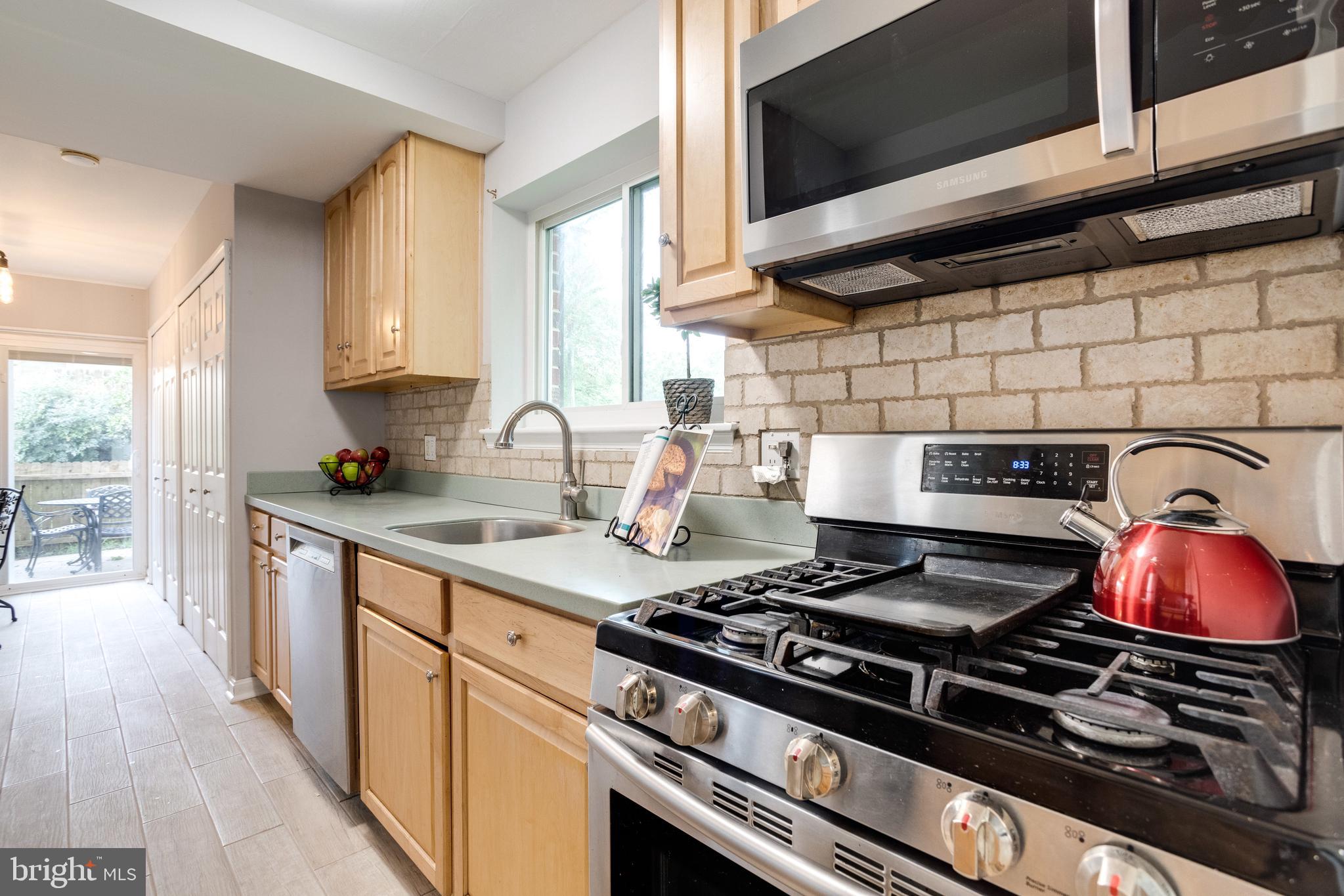 8524 Parliament Drive Springfield, VA 22151 - Photo 10 of 37 Stainless Steel Appliances