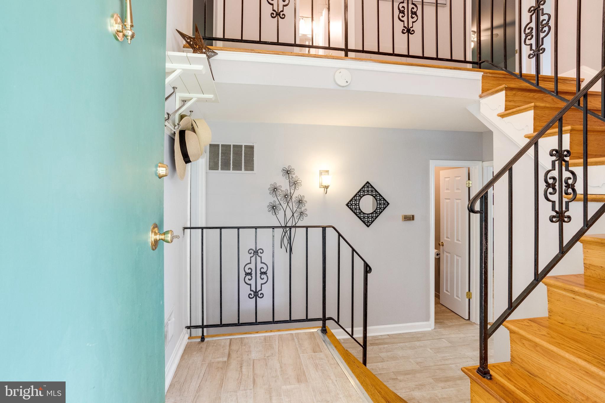 8524 Parliament Drive Springfield, VA 22151 - Photo 4 of 37 Elegant Two Story Entry