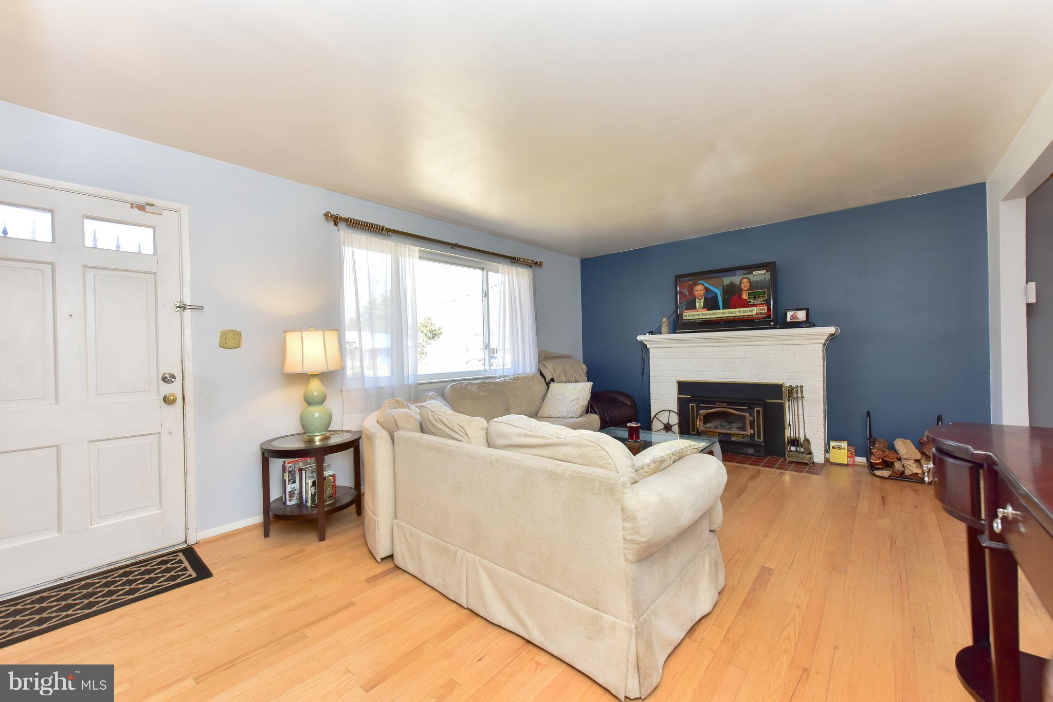 7307 Inzer Street Springfield, VA 22151 - Photo 3 of 20 Living Room