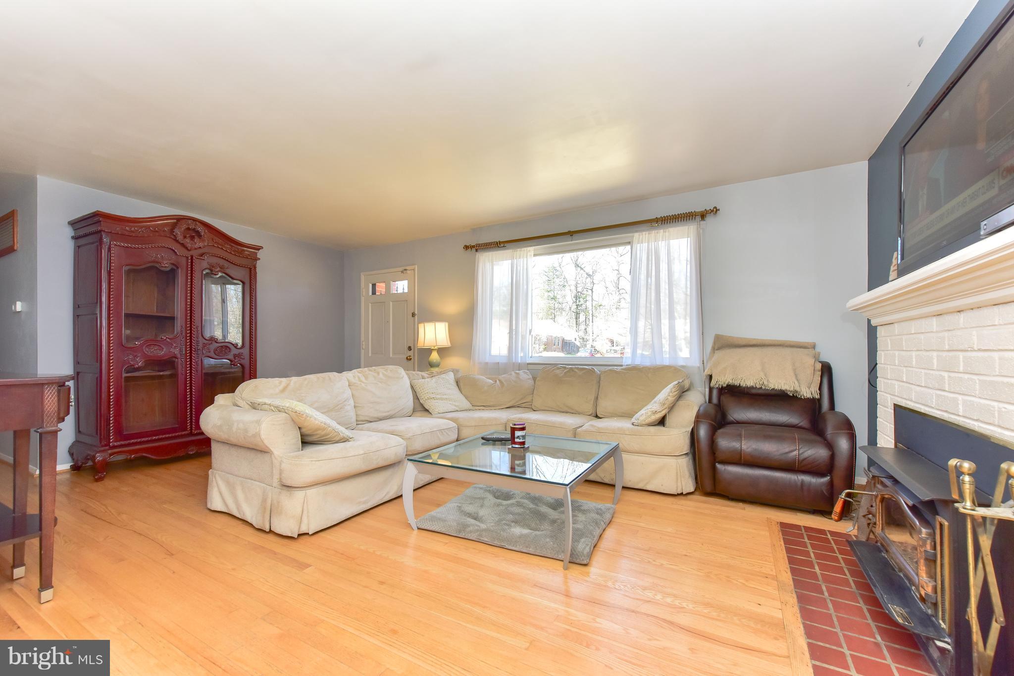 7307 Inzer Street Springfield, VA 22151 - Photo 4 of 20 Living Room