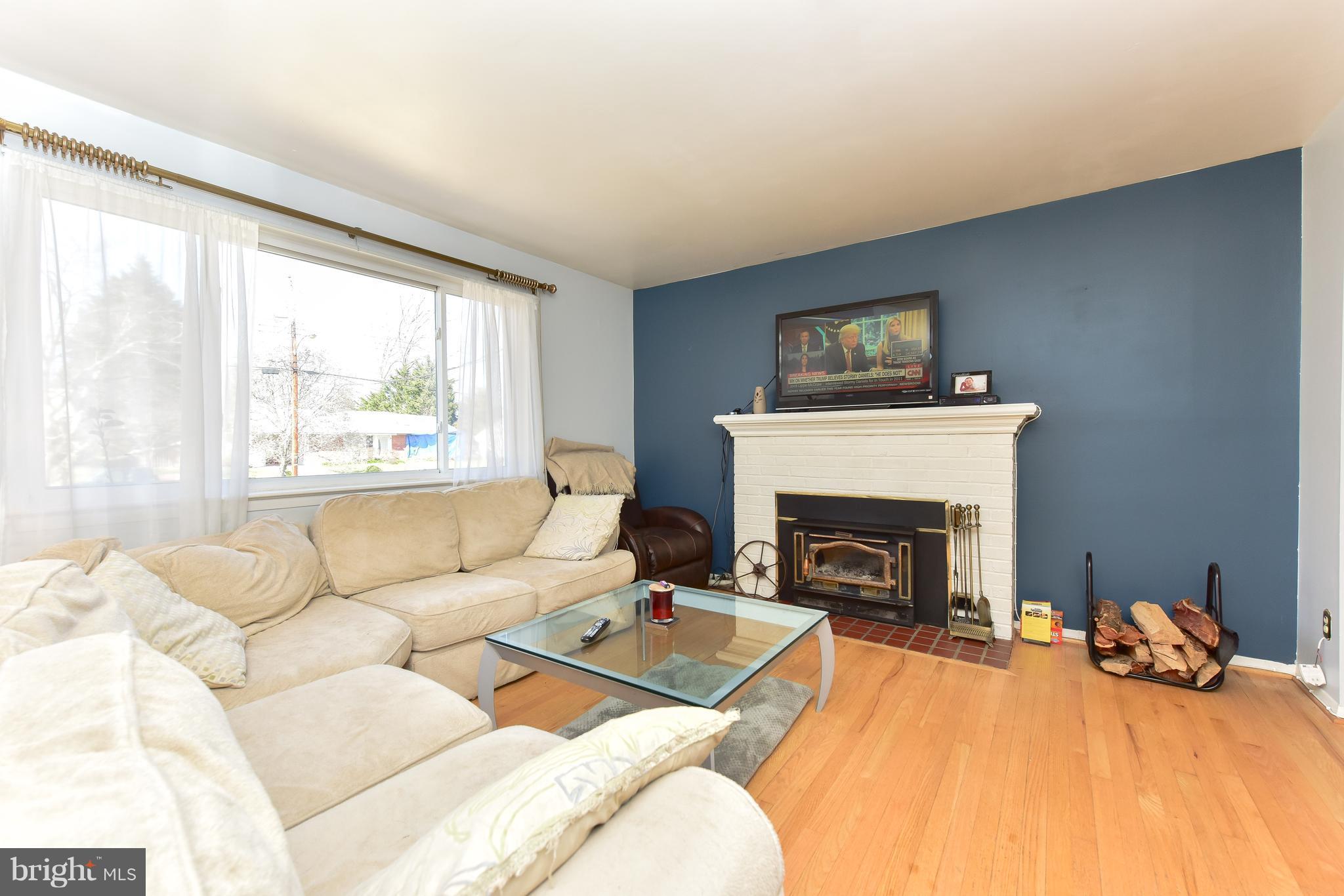 7307 Inzer Street Springfield, VA 22151 - Photo 5 of 20 Living Room