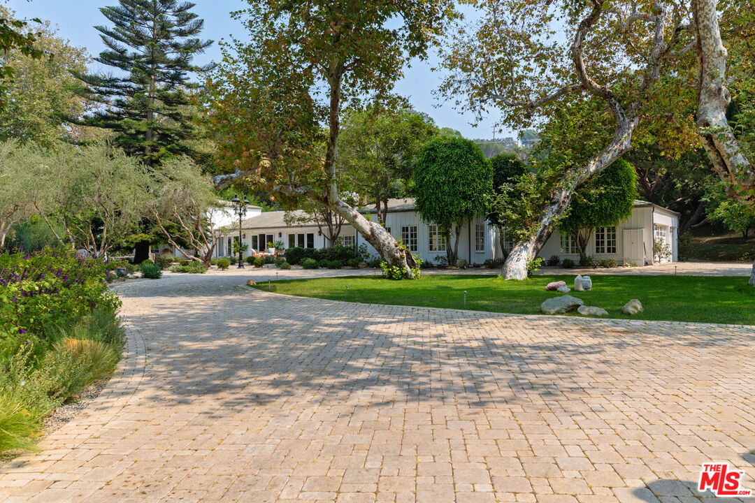 6238 Bonsall Drive Malibu, CA 90265 - Photo 2 of 40 a view of a volley ball court