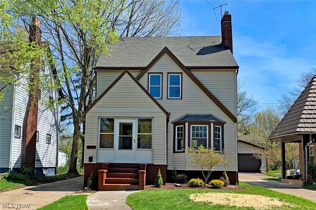 977 Rushleigh Road Cleveland Heights, OH 44121 - Photo 1 of 35