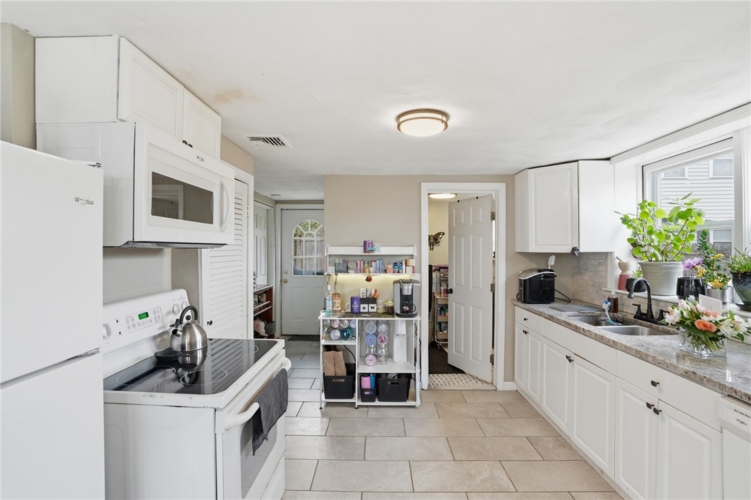 190 Pinnery Avenue Warwick, RI 02886 - Photo 11 of 35