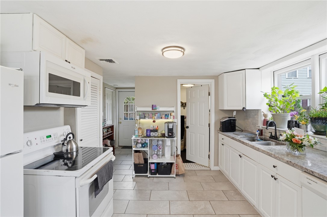 190 Pinnery Avenue Warwick, RI 02886 - Photo 13 of 35