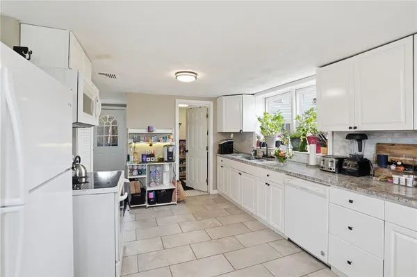 $349,000 | 190 Pinnery Avenue, Warwick, RI 02886