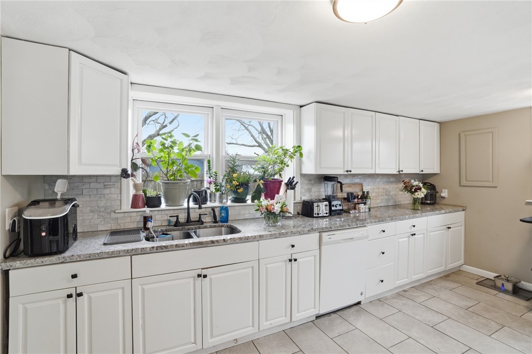 190 Pinnery Avenue Warwick, RI 02886 - Photo 9 of 35