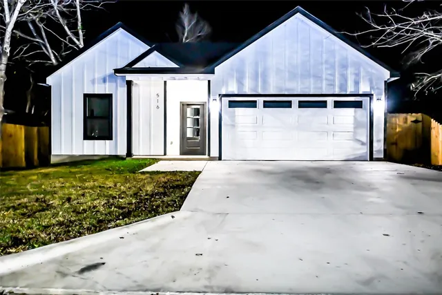 $275,000 | 516 North Hackberry Avenue, Luling, TX 78648