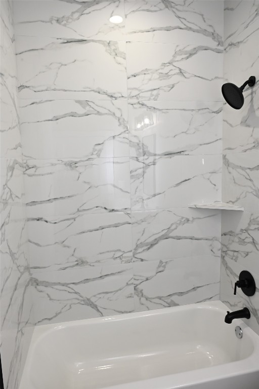 516 North Hackberry Avenue Luling, TX 78648 - Photo 15 of 36 Full bath with a combined bath / shower with marble appearance