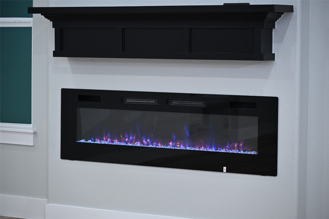 516 North Hackberry Avenue Luling, TX 78648 - Photo 18 of 36 Detailed view of a glass covered fireplace