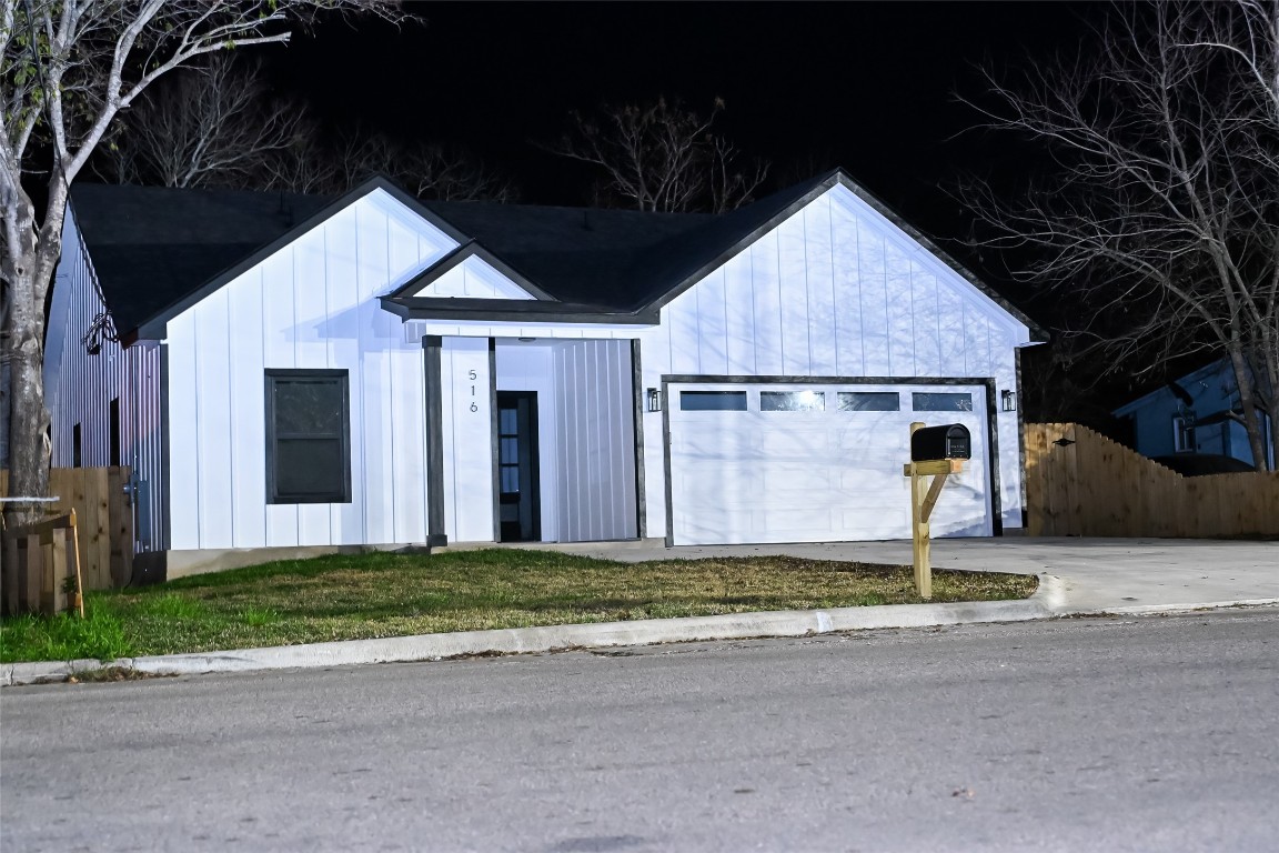 516 North Hackberry Avenue Luling, TX 78648 - Photo 2 of 36