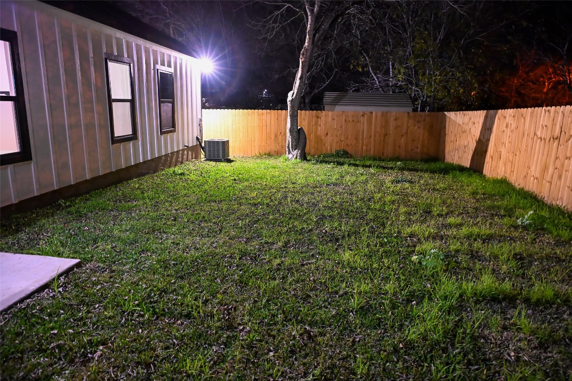 516 North Hackberry Avenue Luling, TX 78648 - Photo 20 of 36 Yard at twilight featuring a fenced backyard