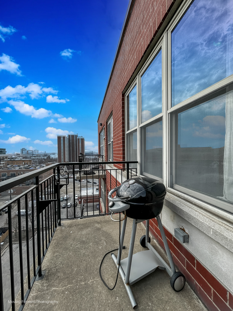 6 South Laflin Street, Unit 923 Chicago, IL 60607 - Photo 17 of 19 a view of a balcony with chairs