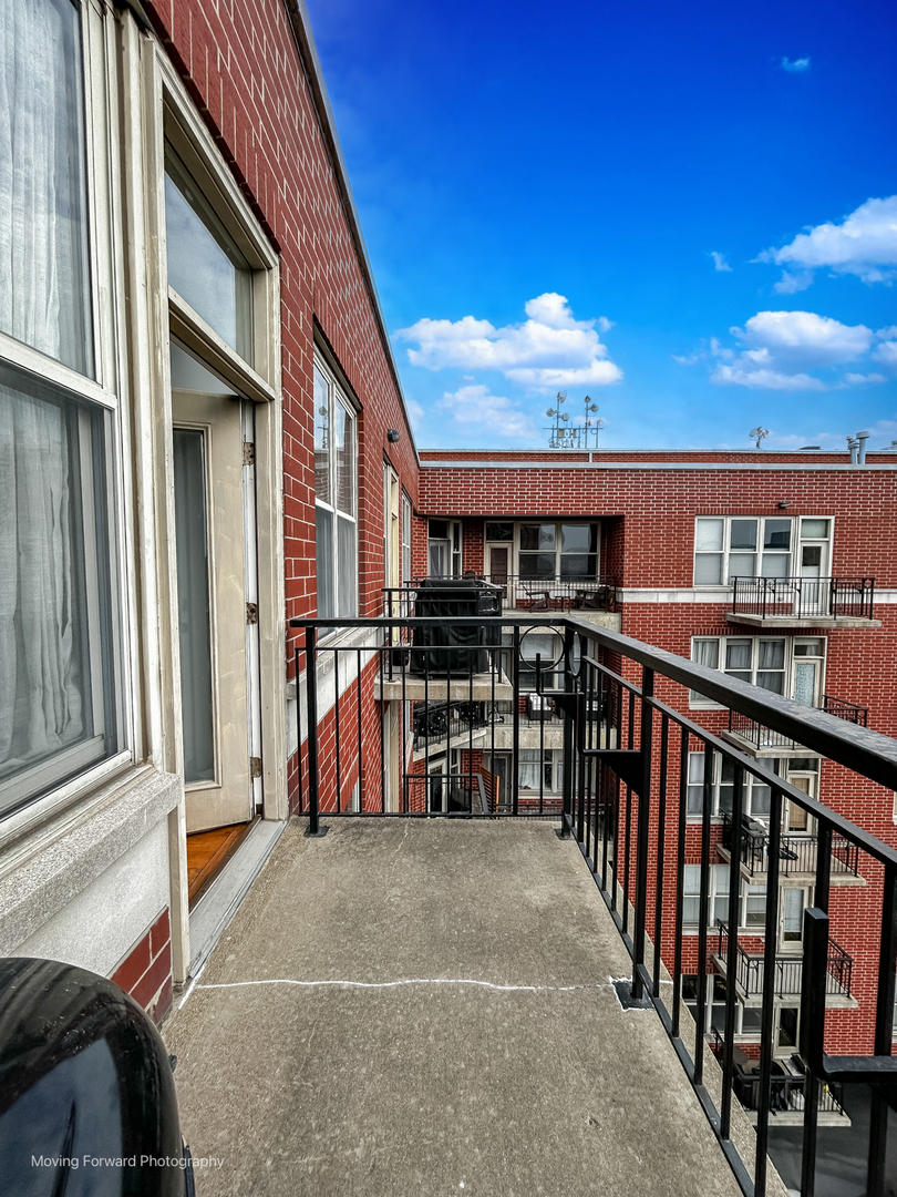 6 South Laflin Street, Unit 923 Chicago, IL 60607 - Photo 18 of 19 a view of a balcony with city view