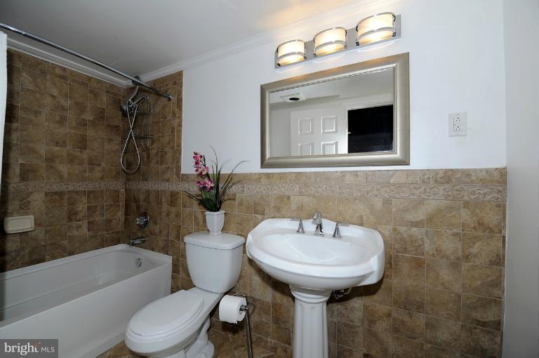 2119 Queensguard Road Silver Spring, MD 20906 - Photo 7 of 30 Bath
