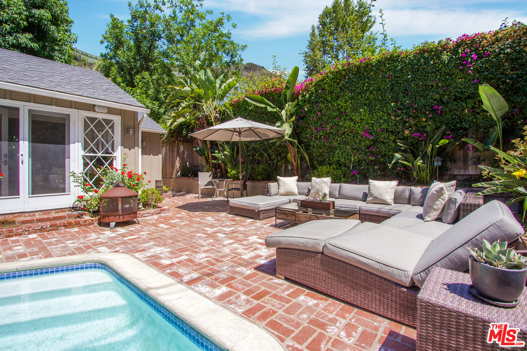 1538 Roscomare Road Los Angeles, CA 90077 - Photo 20 of 26 a view of a backyard with sitting area