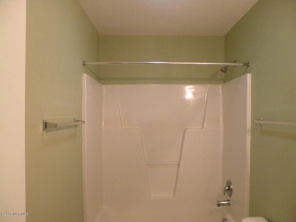 152 Oakley Drive New Bern, NC 28560 - Photo 18 of 40 Guest bath